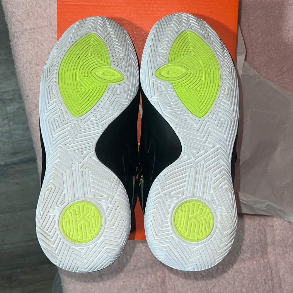 Nike Kyrie Flytrap 3 - Black & White Sneakers - GS 7Y - Picture 11 of 11